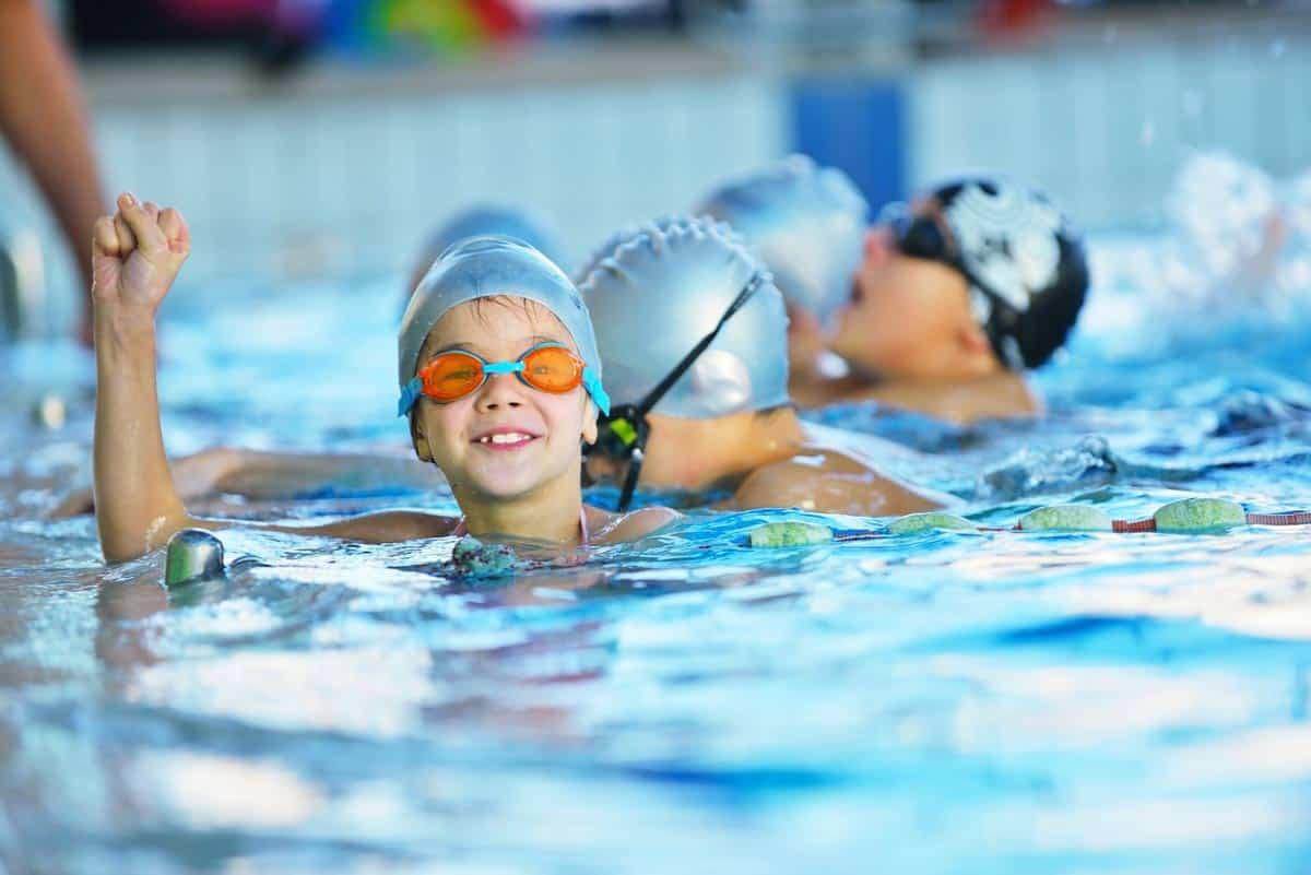 Hướng dẫn các bước dạy bơi cho trẻ
