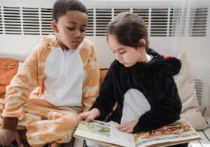 Dạy bé đọc thơ đúng cách giúp phát triển trí tuệ cho bé