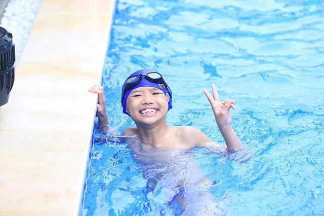 Trẻ sẽ tự tin hơn trong giao tiếp khi đi học bơi