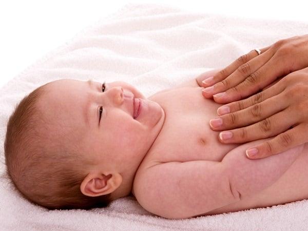 Massage là cách chăm sóc trẻ sơ sinh 2 tháng tuổi mang đến sự yêu thương