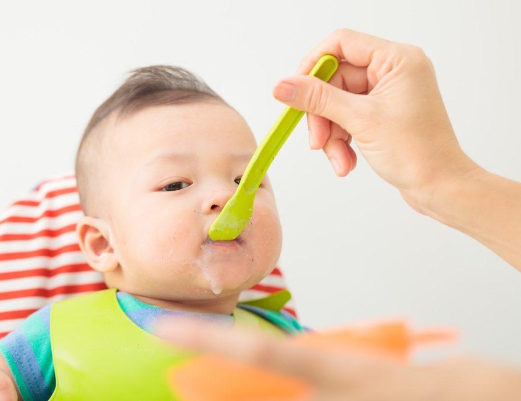 Trẻ 7 tháng tuổi nặng hơn 7 kg có bị suy dinh dưỡng?