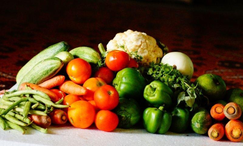 Bổ sung thêm các loại rau củ vào thực đơn mỗi ngày giúp mẹ hạn chế nguy cơ bị táo bón.