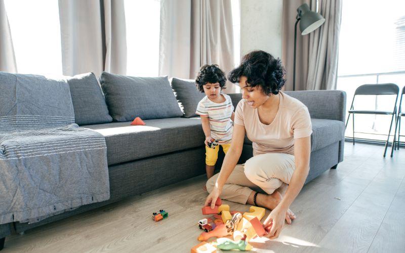 Bố mẹ có thể dạy trẻ kỹ năng gọn gàng ngăn nắp bằng cách dạy bé dọn dẹp đồ chơi sau khi chơi xong