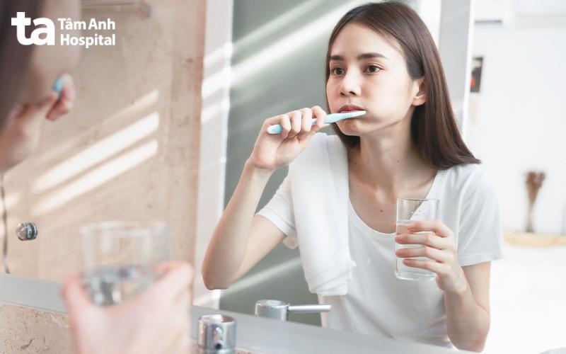 cách chăm sóc răng miệng, chải răng 2 lần mỗi ngày