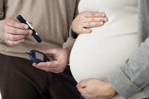 Viêm cổ tử cung khi mang thai có thể gây nguy hiểm đến thai nhi.
