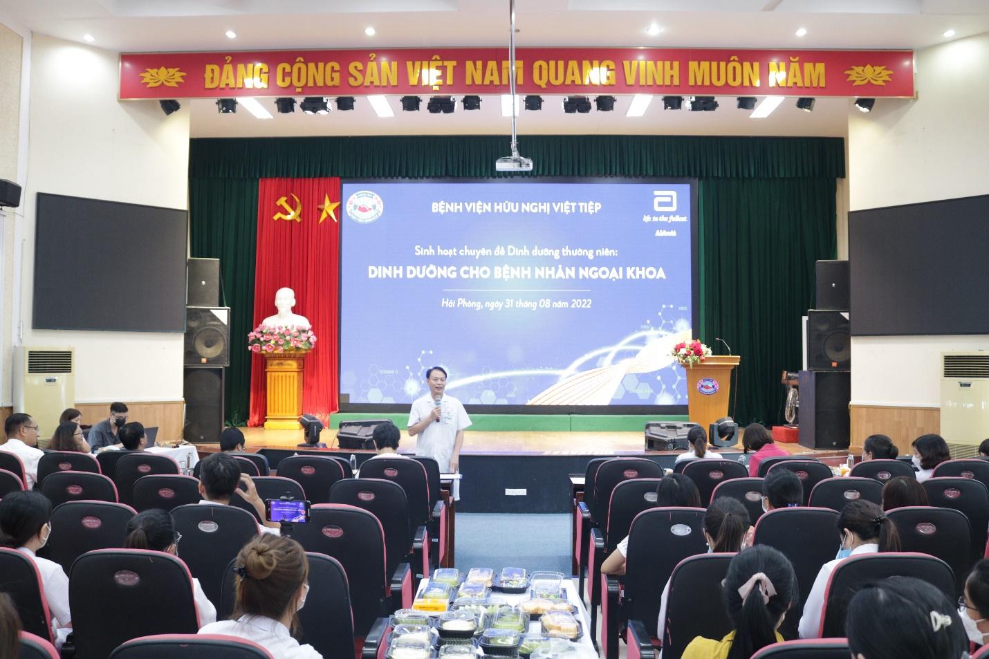 PGS.TS. Lê Minh Quang, Giám đốc Bệnh viện Hữu nghị Việt Tiệp, phát biểu tại buổi sinh hoạt chuyên môn